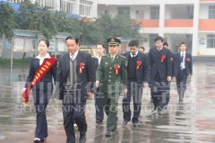 
								四川新華電腦學院新生軍訓匯演
							