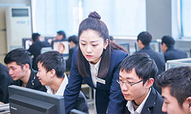 軟件開發實訓中心認真上課的學生