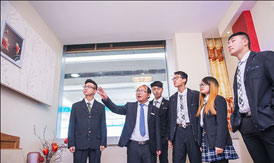 老師現場指導同學